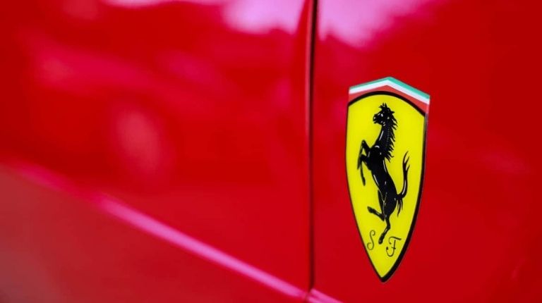 Ferrari assina acordo com empresa de Blockchain