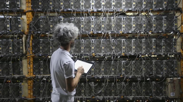 Relatório: EUA dominam mineração de Bitcoin com 75,4% de participação enquanto uso de energia limpa alcança 52,4% 1 Copia de Contra Capa 10